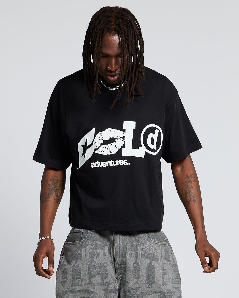 ADVENTURES TEE BLACK & WHITE