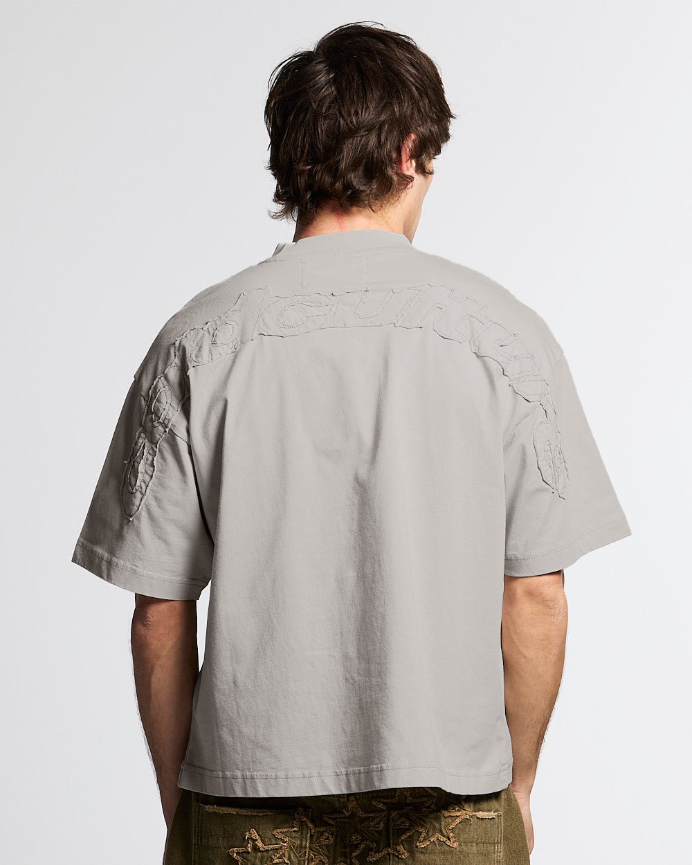 DISTRESS CURVED TEE PEARL GREY