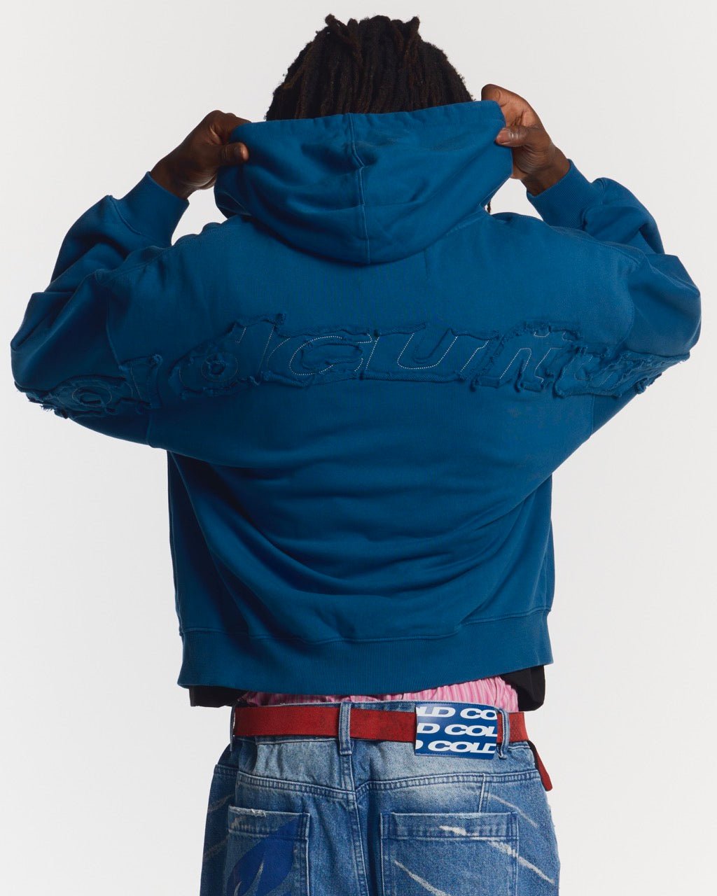 SUDADERA CON CAPUCHA Y CREMALLERA CURVA DISTRESS AZUL OSCURO