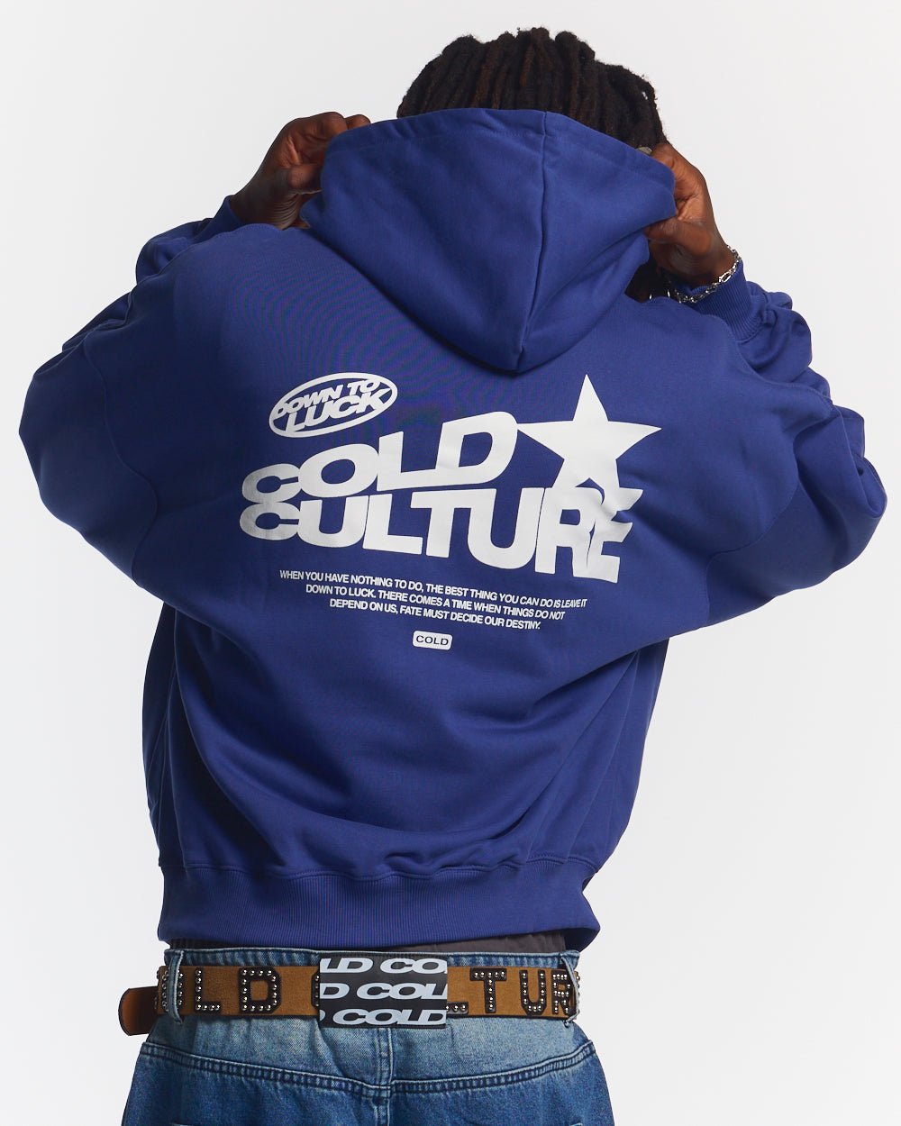 SUDADERA CON CAPUCHA DOWN TO LUCK AZUL BRILLANTE
