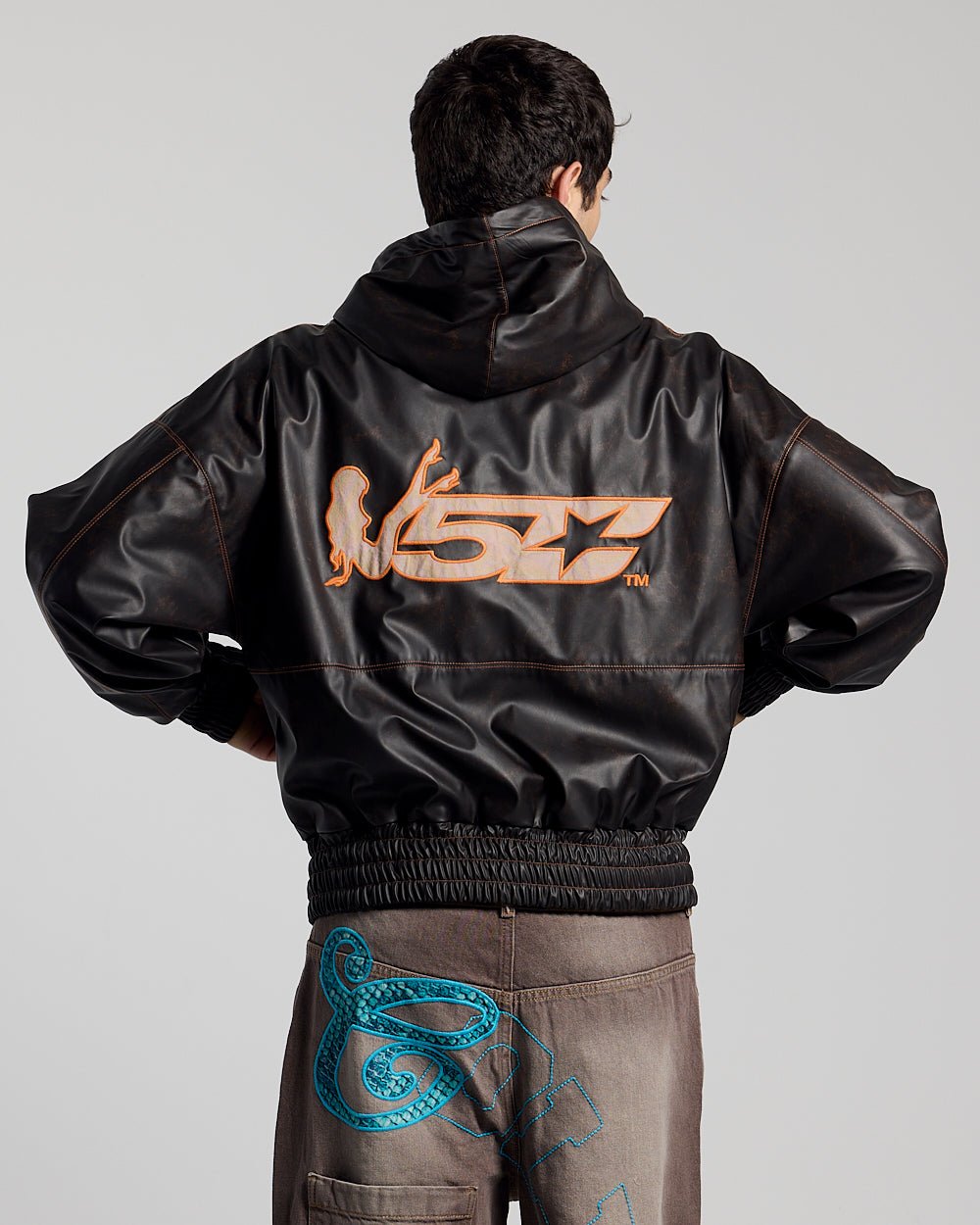 SUDADERA CON CAPUCHA Y CREMALLERA DE PIEL SINTÉTICA MARRÓN