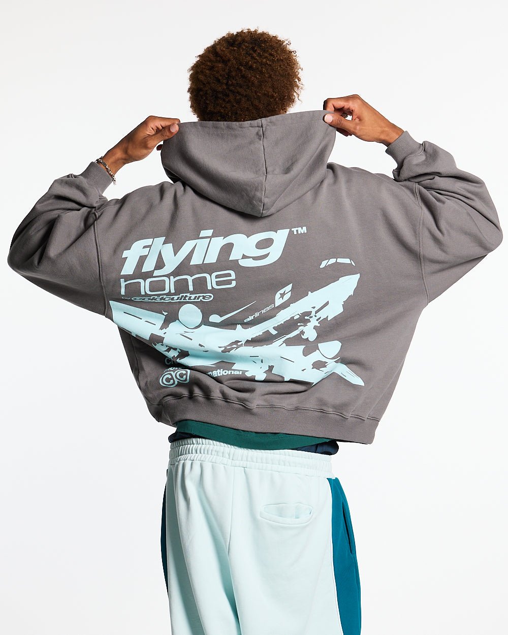 SUDADERA CON CAPUCHA FLYING HOME GRIS AHUMADO