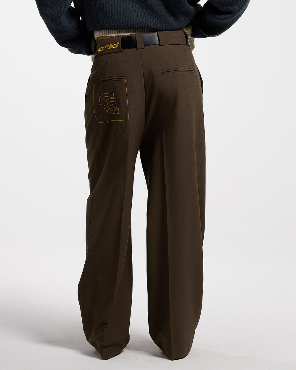 ESTATUA DE BRONCE CON PANTALONES DE BODA EN FORMA DE HERRADURA