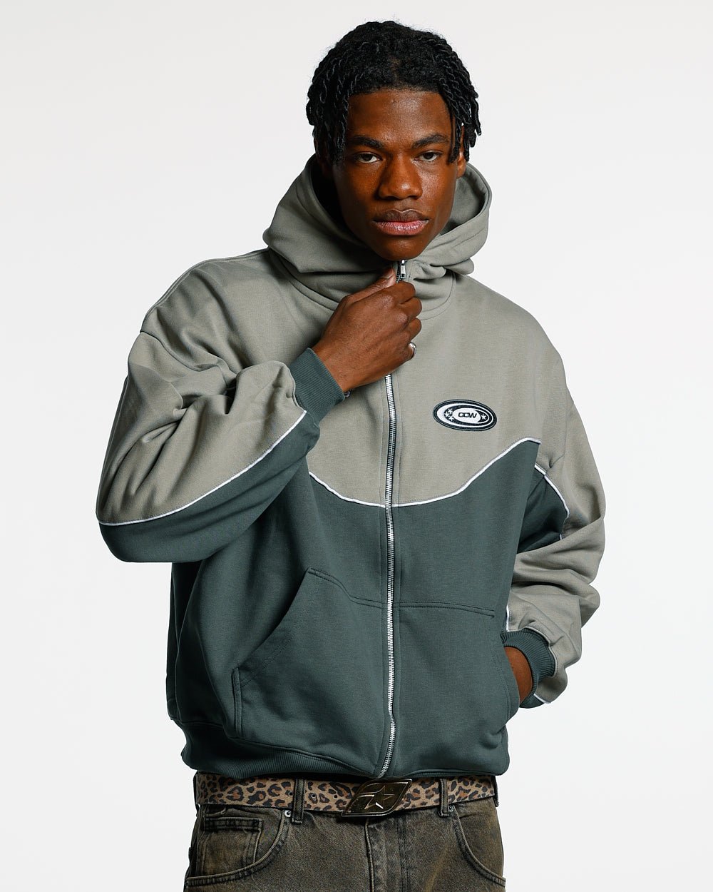 SUDADERA CON CAPUCHA Y CREMALLERA SIN RIESGO ESCALA DE GRISES