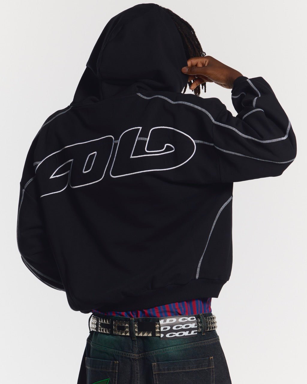 SUDADERA CON CAPUCHA Y ROLLER NEGRA