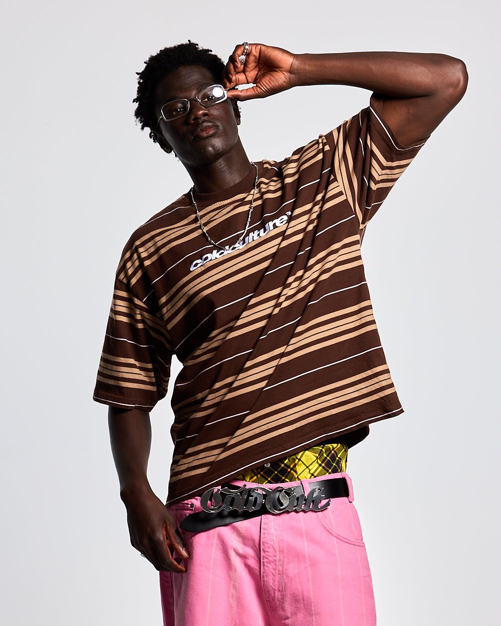 CAMISETA DE RAYAS MARRÓN-ROSA