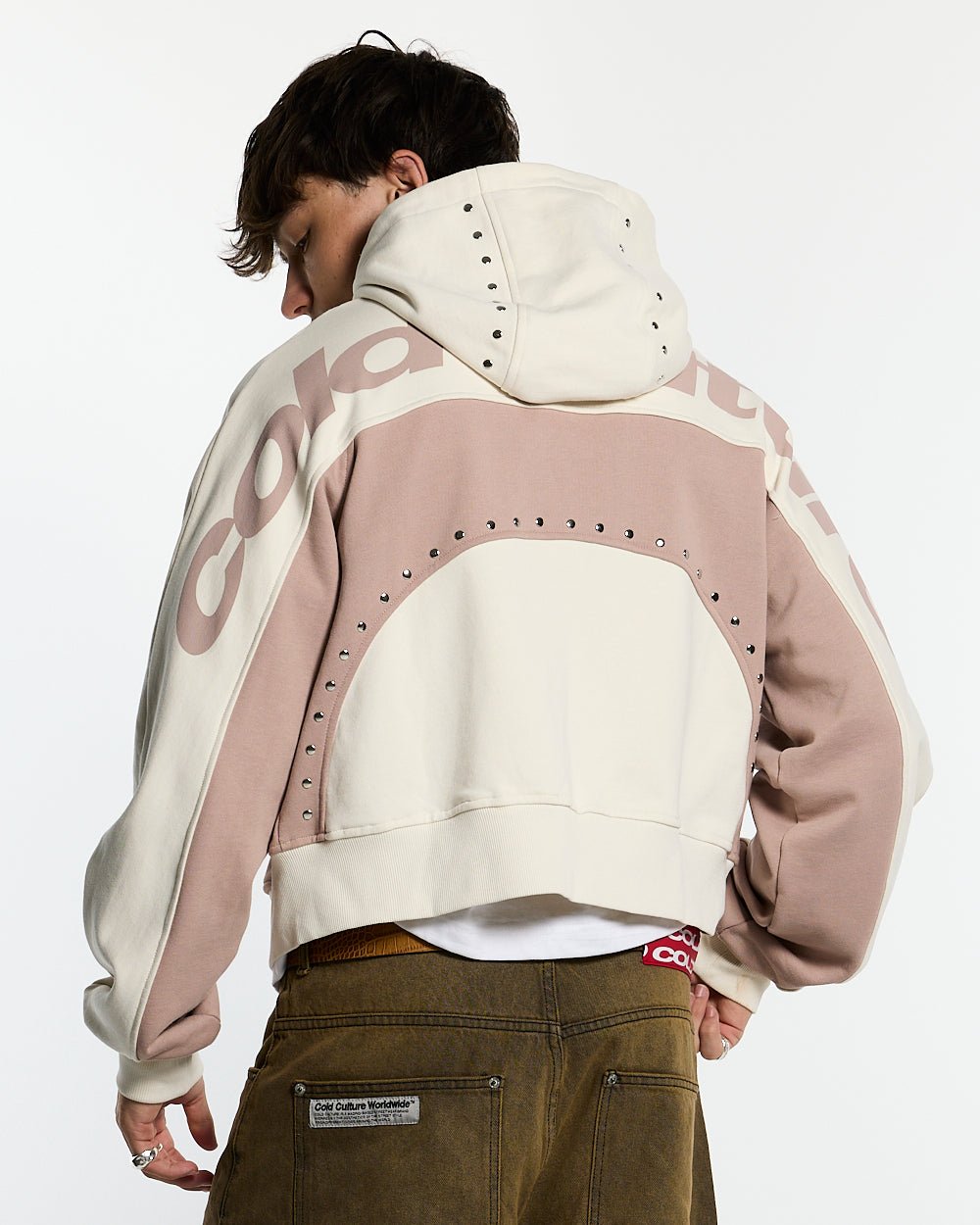 SUDADERA CON CAPUCHA Y CREMALLERA CON TACHUELAS GRIS CLARO