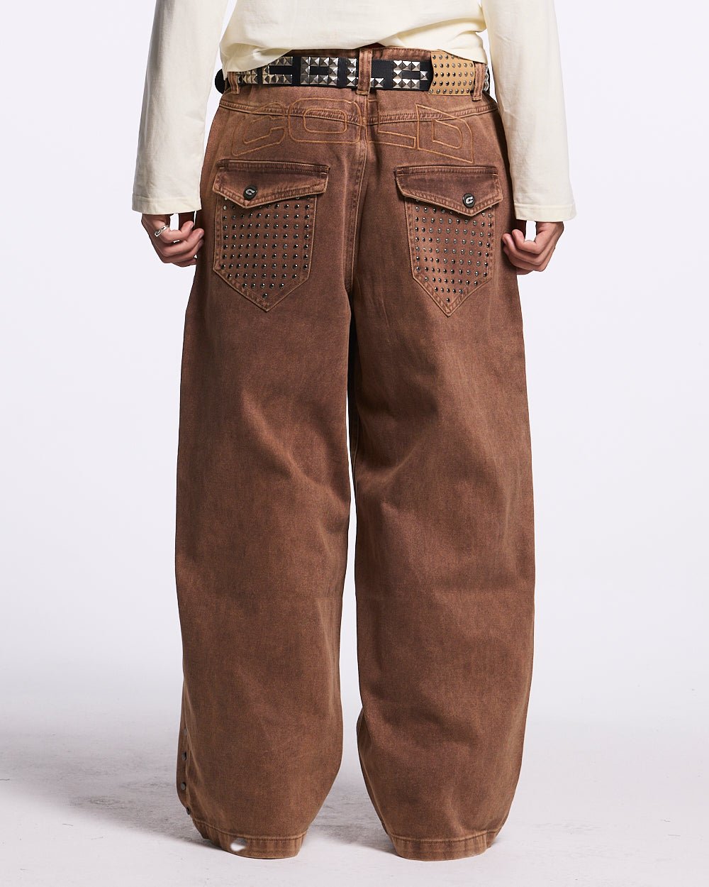Pantalones vaqueros marrones con tachuelas